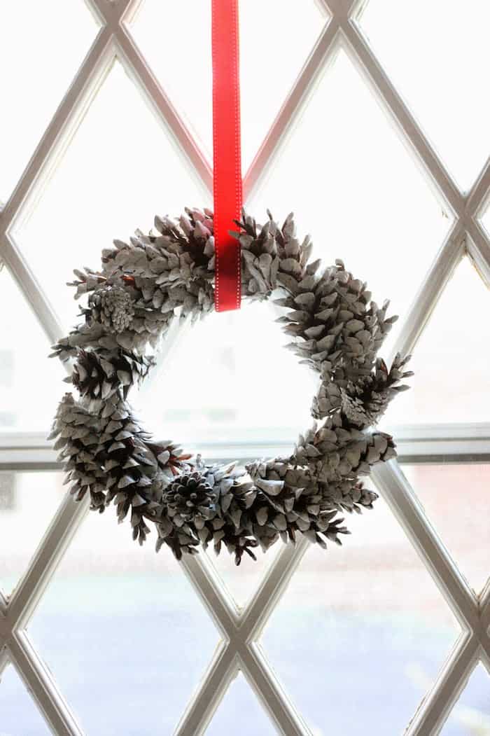 how to make a pinecone wreath
