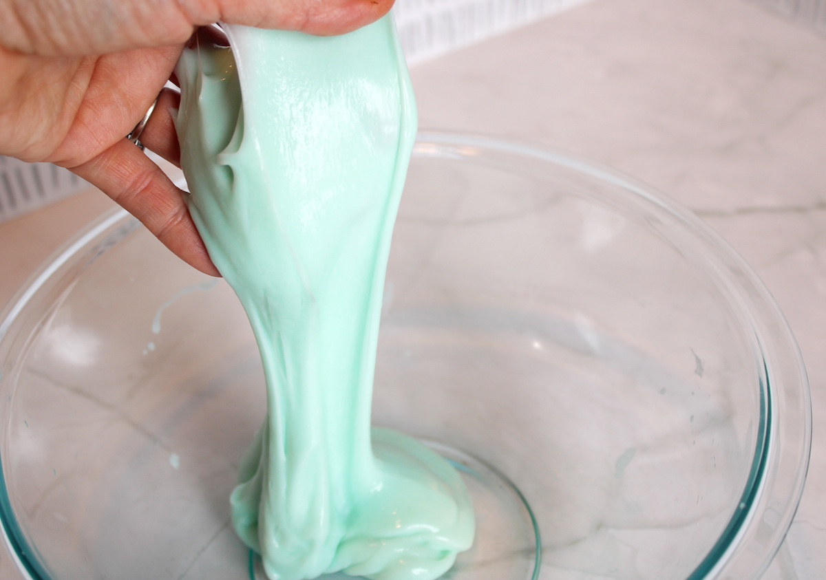 Kneading the slime and laundry detergent with hands