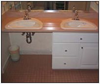 Vanity with knee space under sink area